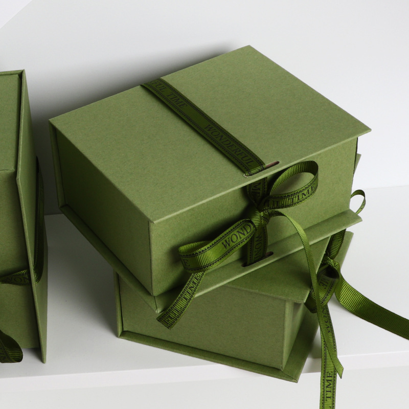 Подарочная коробка в форме книги с шелком